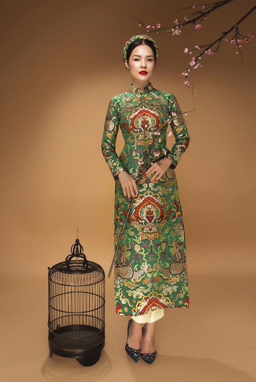 Dương Cẩm Lynh nổi bật với áo dài gấm hoa văn cầu kỳ